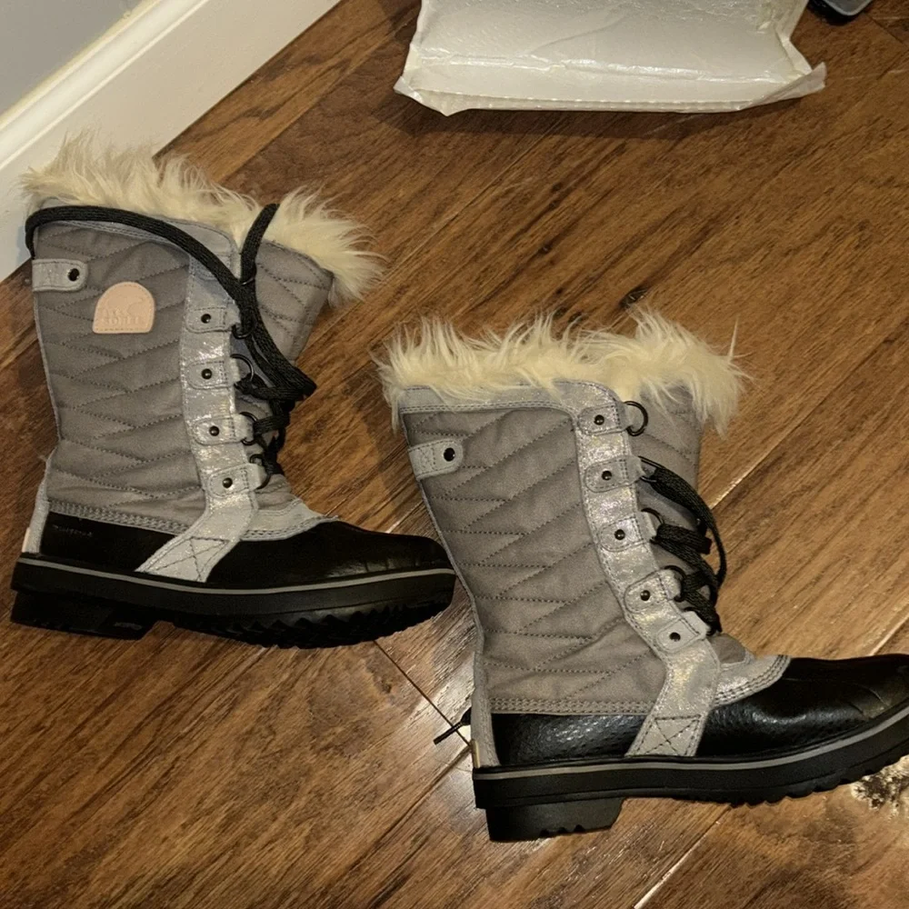 EUC SOREL LACE UP WINTER BOOTS - Picture 3 of 8